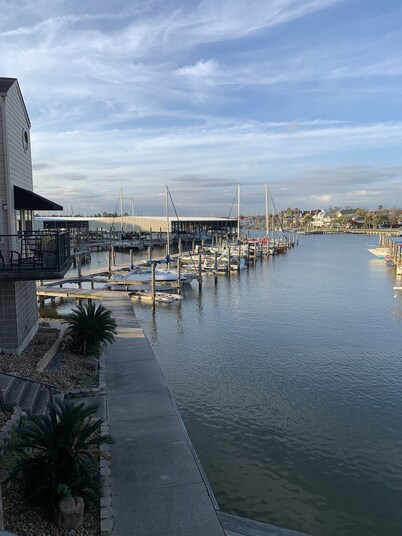 Waterfront Condo! Come relax in the heart of Kemah tx!