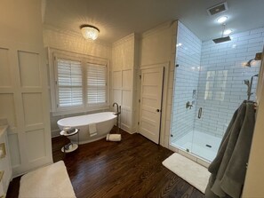 Shower, hair dryer, towels, soap - Beautiful lakefront property in Reynolds Lake Oconee. (Greensboro)