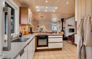 Fridge, stovetop, dishwasher, coffee/tea maker - Amazing home in Tarm with sauna (Tarm)