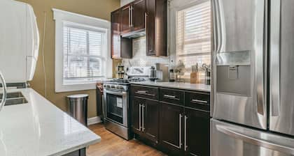 King Bed @ The MadiZEN. No Cleaning Fee! Central Midtown Location!