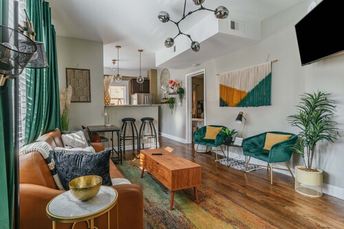 King Bed @ The MadiZEN. No Cleaning Fee! Central Midtown Location!