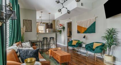 King Bed @ The MadiZEN. No Cleaning Fee! Central Midtown Location!