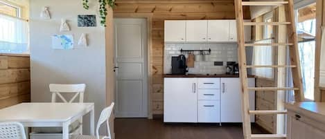 Refrigerador, placa de cocina, utensilios de cocina, mesa de comedor