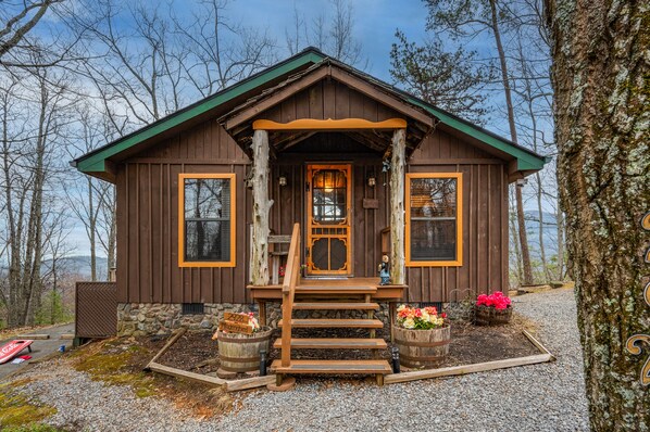 Exterior detail - 10 Miles from everything! Private, secluded & intimate getaway in the Mountains! (Pigeon Forge)