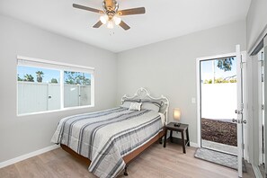 3 多间卧室、办公桌、熨斗/熨衣板、旅行婴儿床