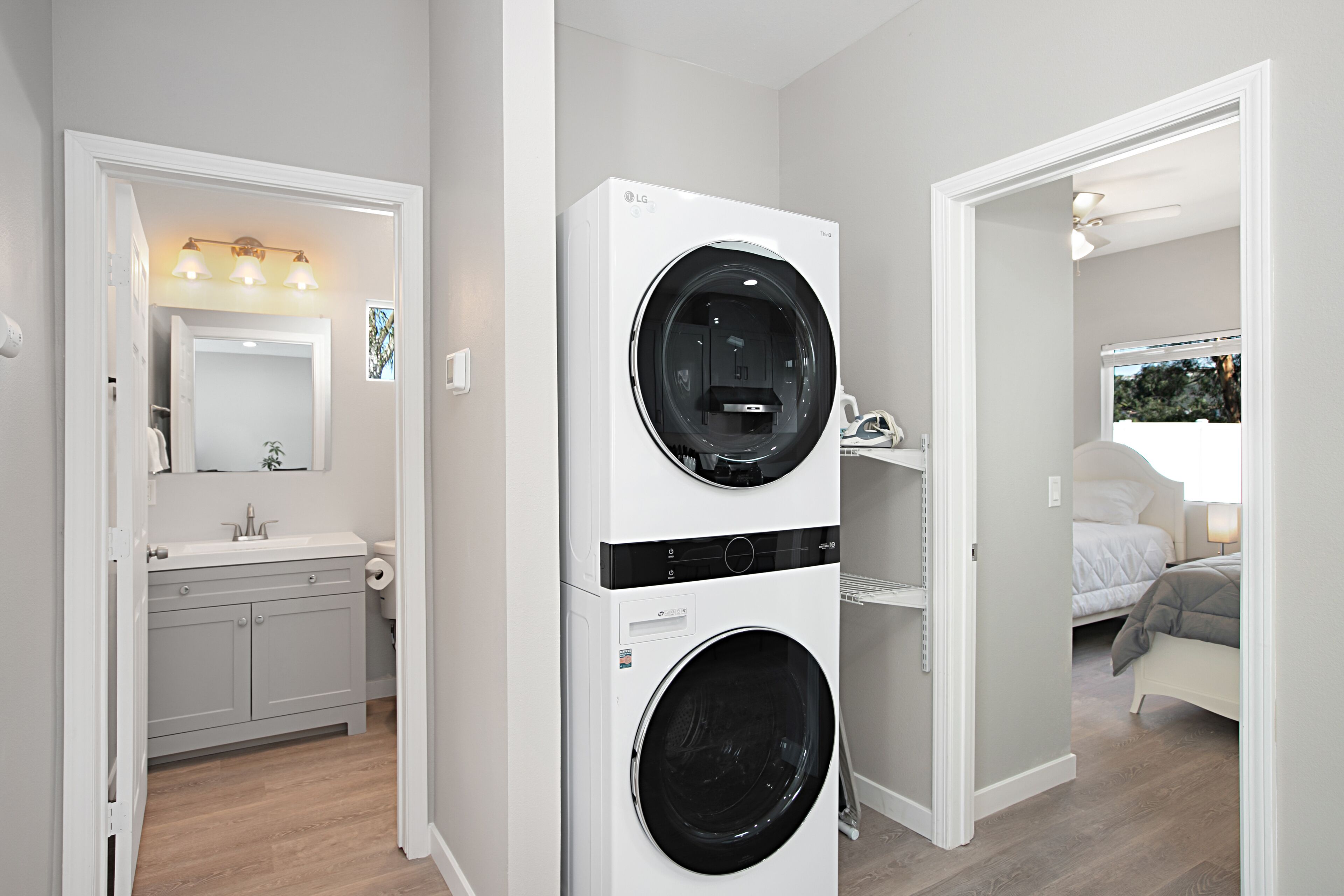 3 slaapkamers, een bureau, een strijkplank/strijkijzer, reisbedje