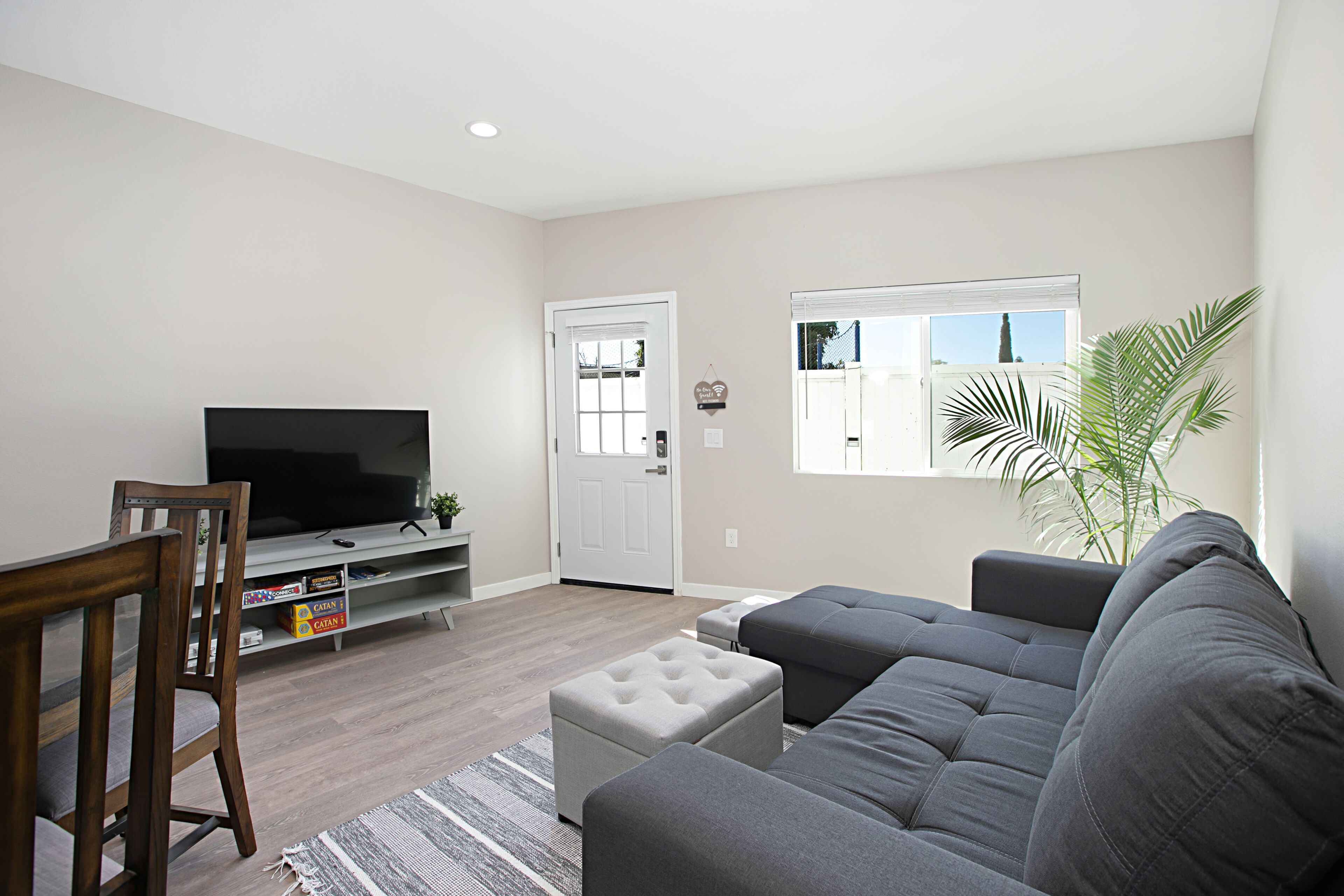 Een smart-tv en boeken