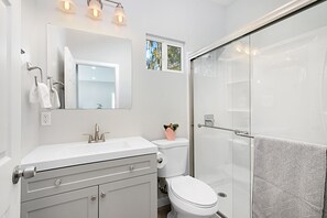 淋浴设施、吹风机、毛巾、肥皂