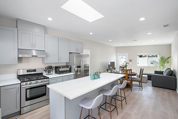 冰箱、微波炉、烤箱、炉灶