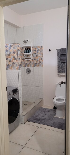 مناشف، صابون، شامبو، ورق حمّام