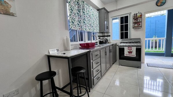 ثلاجة، ميكروويف، فرن، موقد طهي مسطح