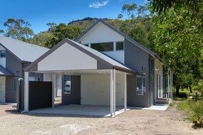 A modern two-story house with a covered driveway and a garage. - Serenity HG4: Brand new 4Br 3.5Ba house with Absolute Nat Park frontage (Halls Gap)