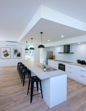 Fridge, microwave, oven, stovetop - Serenity HG4: Brand new 4Br 3.5Ba house with Absolute Nat Park frontage (Halls Gap)