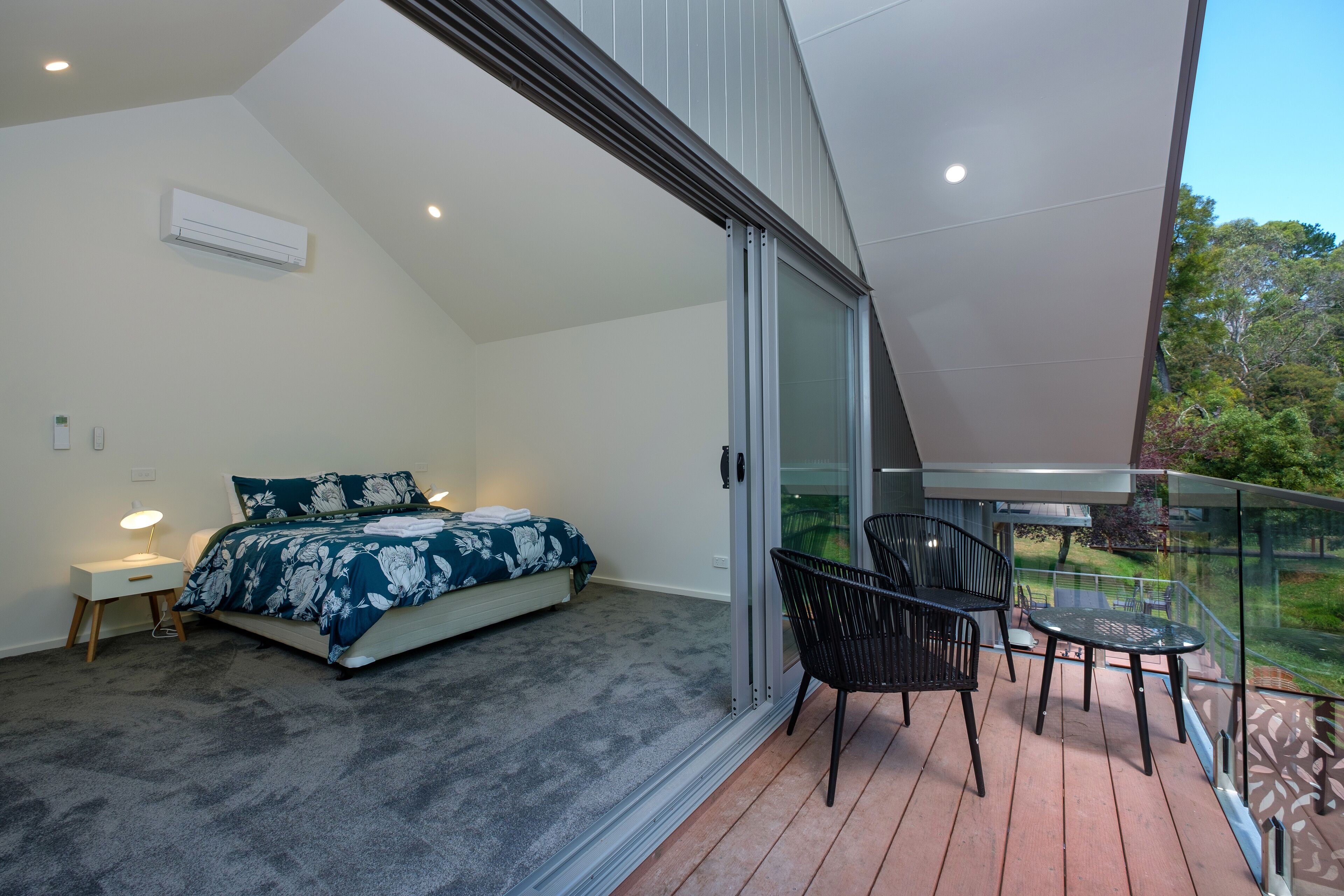 4 sovrum, skrivbord, strykjärn/strykbräda och resesäng