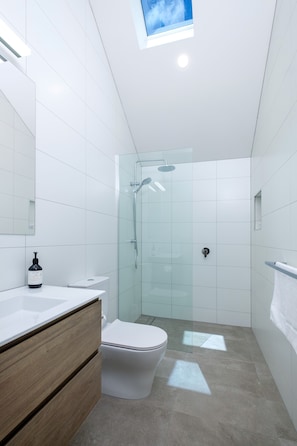 Dusche, Haartrockner, Handtücher, Seife