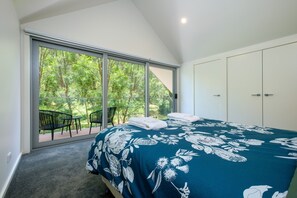 4 habitaciones, escritorio y tabla de planchar con plancha
