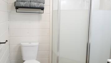 Douche, serviettes fournies, savon, papier de toilette