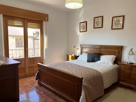 5 bedrooms, bed sheets. RURAL HOUSE ON THE RIBERA DEL DUERO WHERE TO ENJOY GOOD WINES.