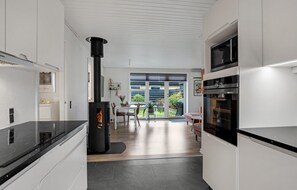 Kühlschrank, Geschirrspüler, Wasserkocher mit Kaffee-/Teezubehör