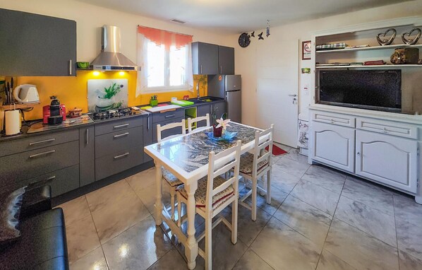 Fridge, oven, stovetop, coffee/tea maker