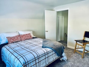 3 bedrooms, iron/ironing board, travel cot, free WiFi - Ironwood Trailside Adventures (Ironwood)