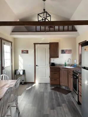 冷蔵庫、電子レンジ、オーブン、コンロ