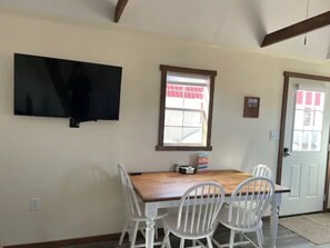 Dining - LV bar Ranch Cabin #4 near Zions NP, Grand Canyon, Bryce Canyon (Cane Beds)