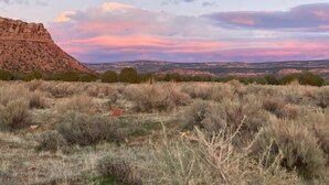 Un paysage caractérisé par un terrain plat et une végétation clairsemée, probablement un parc naturel ou une zone rurale.