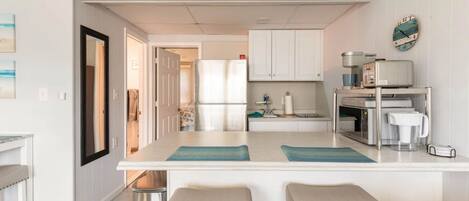 Kühlschrank, Mikrowelle, Herdplatte, Wasserkocher mit Kaffee-/Teezubehör