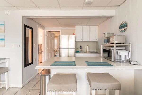 Frigorífic, microones, placa de cuina i cafetera i tetera