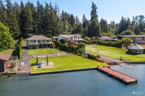 Sunset Lake Retreat@ Lake Tapps-Lakefront, Spacious, Sports court, Kayaks
