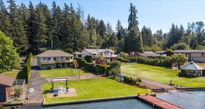 Sunset Lake Retreat@ Lake Tapps-Lakefront, Spacious, Sports court, Kayaks