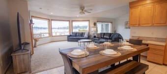Sunset Lake Retreat@ Lake Tapps-Lakefront, Spacious, Sports court, Kayaks