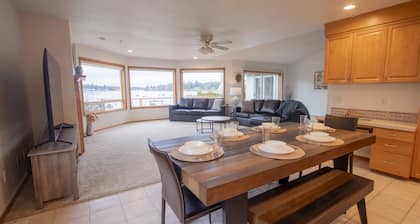Sunset Lake Retreat@ Lake Tapps-Lakefront, Spacious, Sports court, Kayaks