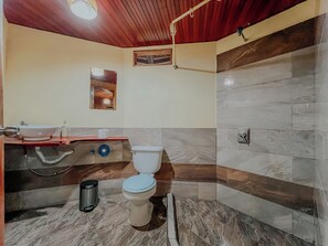 Habitación Deluxe doble | Baño | Toallas, jabón, champú y papel higiénico