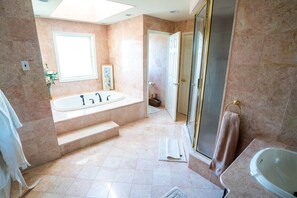 Dusche, Whirlpool, Haartrockner, Handtücher