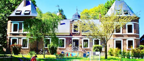 Een buitenzwembad, een verwarmd zwembad