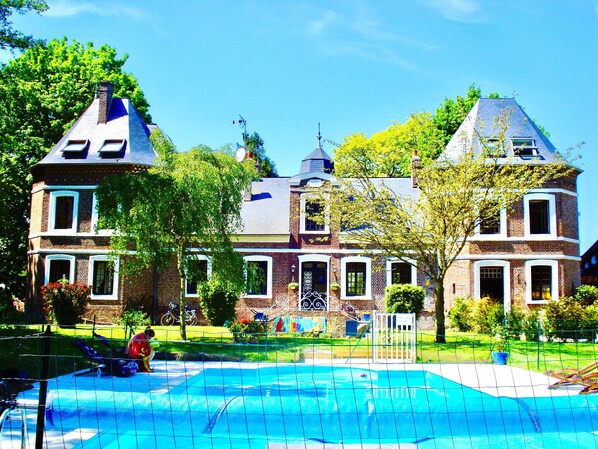 Una piscina al aire libre, una piscina climatizada