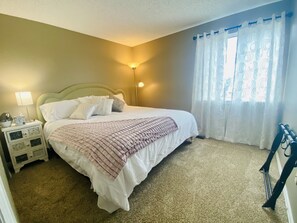 4 bedrooms, desk, iron/ironing board, free WiFi - Freshly remodeled 4 bdrm home for up to 8 guests (Centennial)