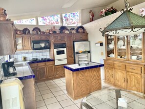 Kylskåp, mikrovågsugn, ugn och spishäll