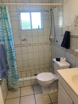 Shower, towels, soap, shampoo - 3 bed 2 bath with ocean view ! Safe Relaxing! Much more!  (Coronel Esteban Cantú)