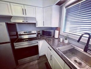 Frigorífico, microondas, horno y placa de cocina