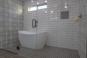 Ducha, toallas, papel higiénico
