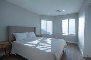 3 bedrooms, WiFi, bed sheets - Minutes to Cardinal stadium . West Gate also minutes away for eating and fun. (Glendale)