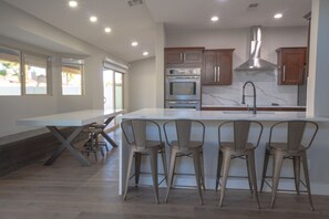 Fridge, microwave, stovetop, coffee/tea maker - Minutes to Cardinal stadium . West Gate also minutes away for eating and fun. (Glendale)