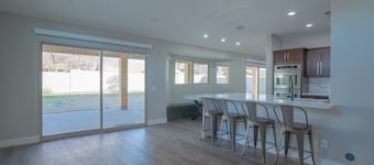 Minutes to Cardinal stadium . West Gate also minutes away for eating and fun.