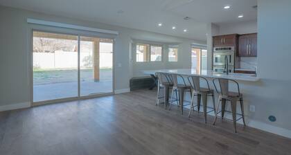 Minutes to Cardinal stadium . West Gate also minutes away for eating and fun.