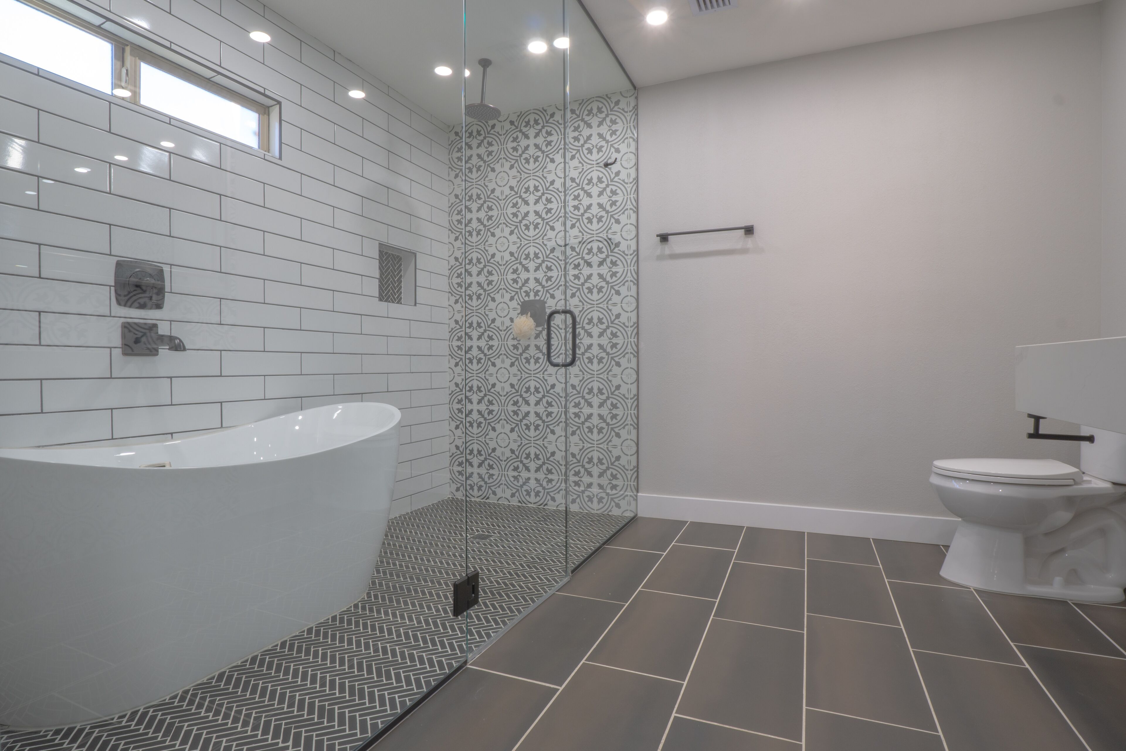 Doccia, asciugamani, carta igienica