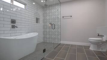 Douche, serviettes fournies, papier toilette