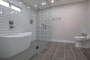 Een douche, handdoeken, toiletpapier